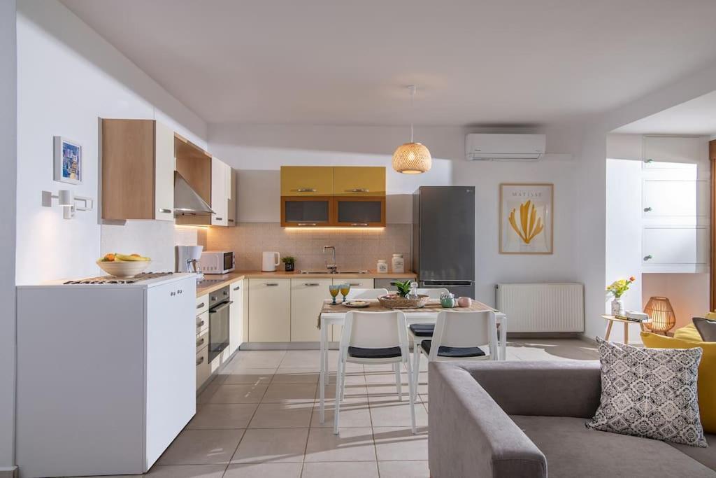 Diamanti Beachfront Yellow Apt-ligaria